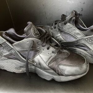 Men’s Black Nike Huaraches